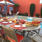 Bed & Breakfast La Ferrade D'hotes 4*