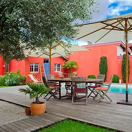 Bed & Breakfast La Ferrade D'hotes 4*