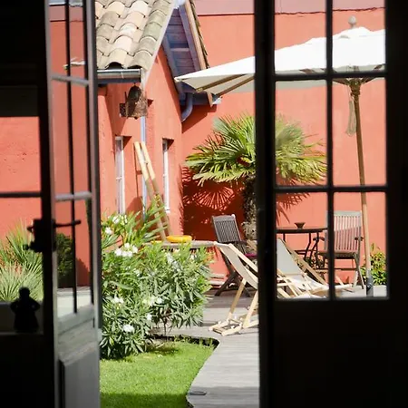 La Ferrade D'hotes Bed & Breakfast 4*